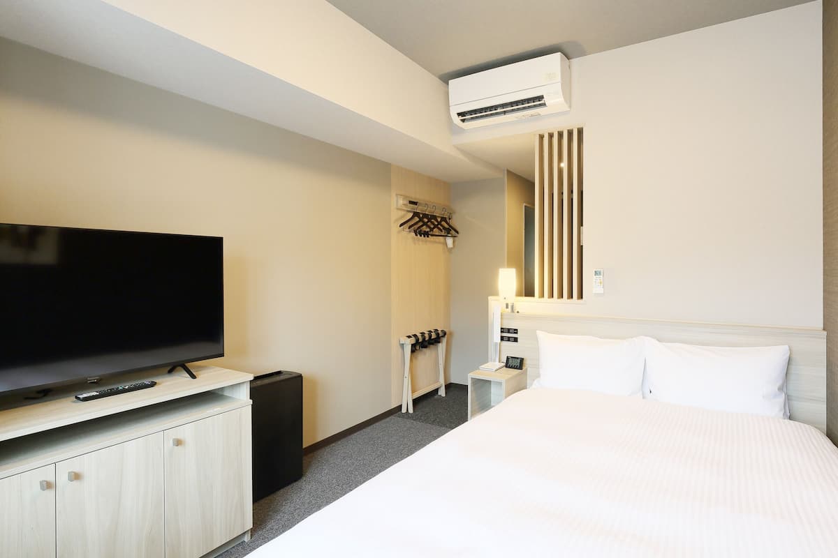 Desk, laptop workspace, iron/ironing board, free WiFi