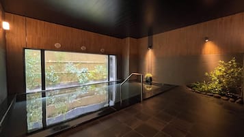 Nhà tắm công cộng
