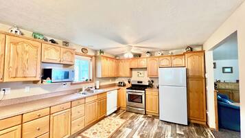 Een koelkast, een magnetron, een oven, een kookplaat