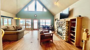 Een televisie en een open haard