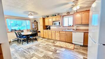 Frigorífic, microones, forn i placa de cuina