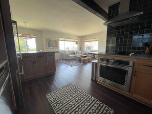 Kylskåp, mikrovågsugn, ugn och spishäll