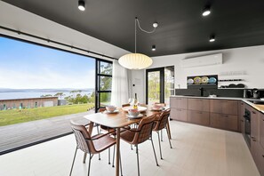 Deluxe-Haus, Meerblick | Essbereich im Zimmer