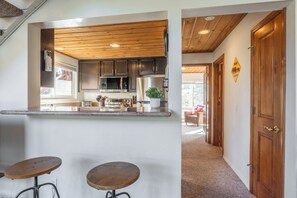 Fridge, microwave, oven, stovetop - New Courchevel Condo Walk to Ski 599 (Mammoth Lakes)