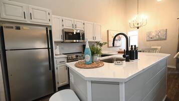 Geladeira, micro-ondas, fogão, cooktop