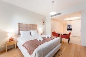 Tabla de planchar con plancha, acceso a internet y ropa de cama 