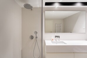 Dusche, Haartrockner, Handtücher, Seife