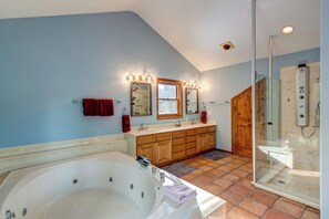 Dusche, Whirlpool, Haartrockner, Handtücher