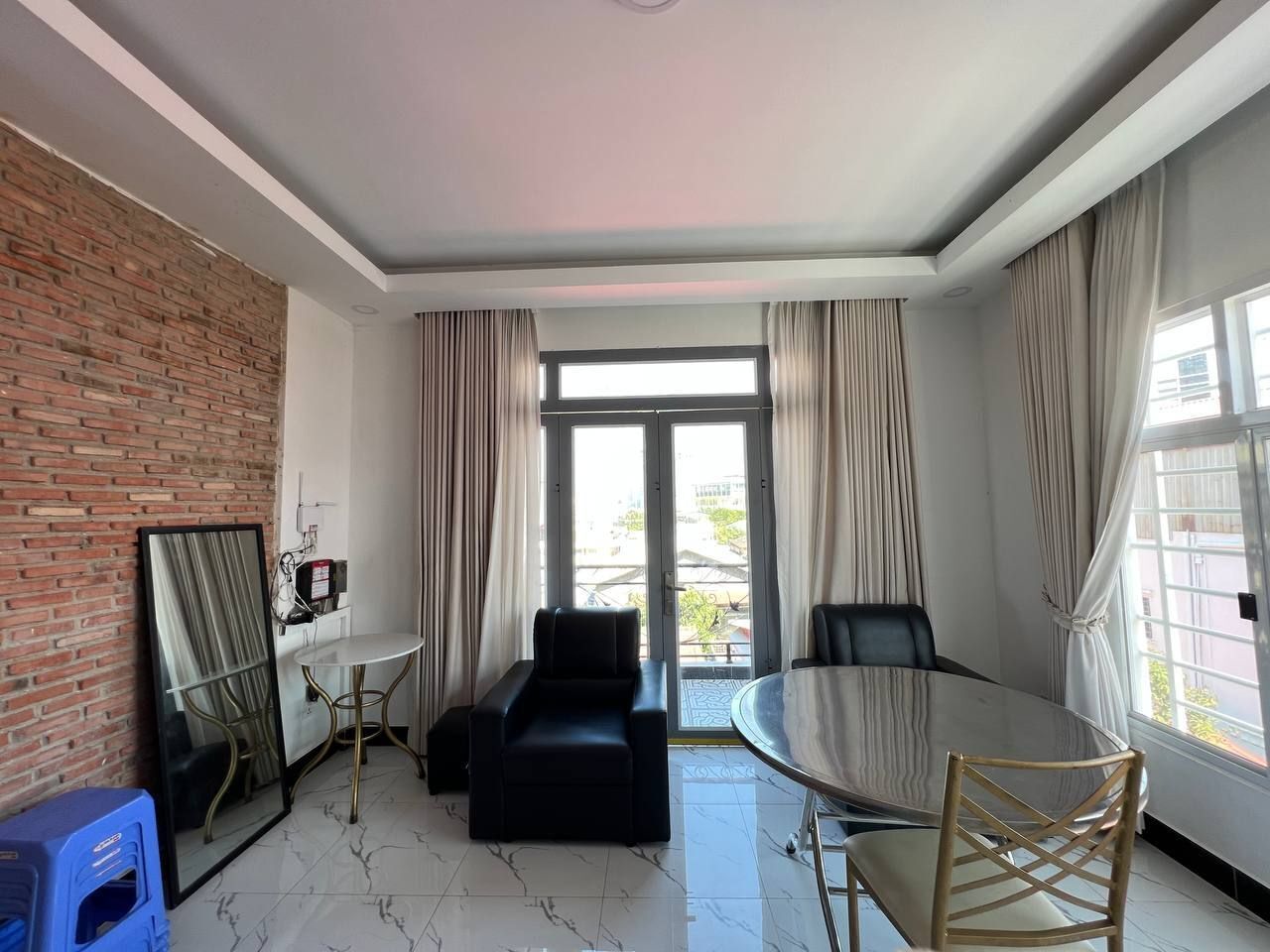 Standard Penthouse, 2 Bedrooms, Smoking | Living room | Fireplace