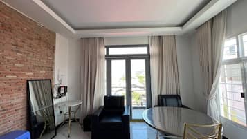 Standard Penthouse, 2 Bedrooms, Smoking | Living room | Fireplace