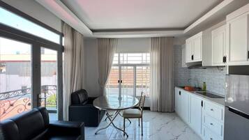 Loftsleilighet – standard, 2 soverom, røyk | Eget kjøkken | Minikjøleskap, kokeplater, riskoker og kjøkkenutstyr