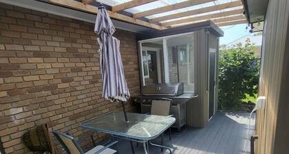 Charming bungalow with WiFi and AC in tranquil Paynesville