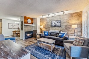 Televisie, een open haard en boeken