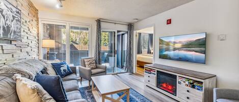 Fernseher, Kamin, Bücher