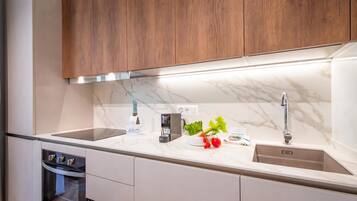 Réfrigérateur, micro-ondes, four, plaque de cuisson