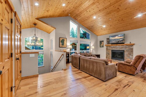 Kings Beach Retreat: Hot Tub, Walk to Beach