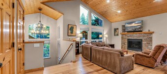 Kings Beach Retreat: Hot Tub, Walk to Beach