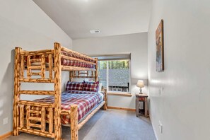 5 habitaciones, tabla de planchar con plancha, wifi y ropa de cama 