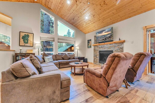 Televisión, chimenea y reproductor de DVD