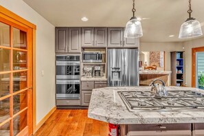 Kylskåp, mikrovågsugn, ugn och spishäll