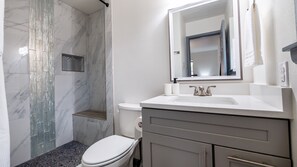 シャワー、ヘアドライヤー、タオル、石鹸