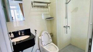 A modern bathroom with a toilet, sink, and shower. - Queen Villa 3 Hotel DL - by Bay Luxury (Xuan Huong - Da Lat)