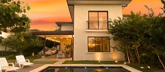 Lake House - Private Pool - King Bed - Sleeps 14