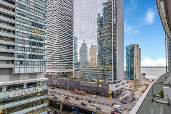 Basic Apartment, 1 Queen Bed with Sofa bed | City view - The York Suites (Toronto)