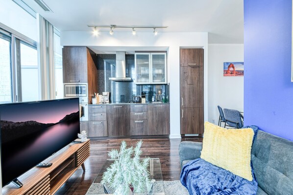 Deluxe Apartment, Balcony, City View | Private kitchen | Full-size fridge, microwave, oven, stovetop