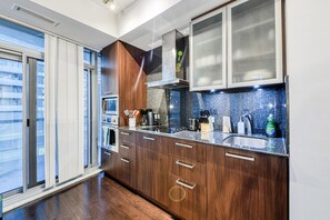 Apartemen Deluks, balkon, pemandangan kota | Dapur pribadi | Lemari es besar, microwave, oven, dan kompor