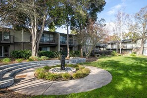 Property grounds - Exceptional Mountain View 2BR w/ Gym & Pool, nr Museums, by Blueground (South Bay)