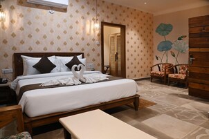 Grand Room, Smoking | In-room safe, iron/ironing board, free WiFi