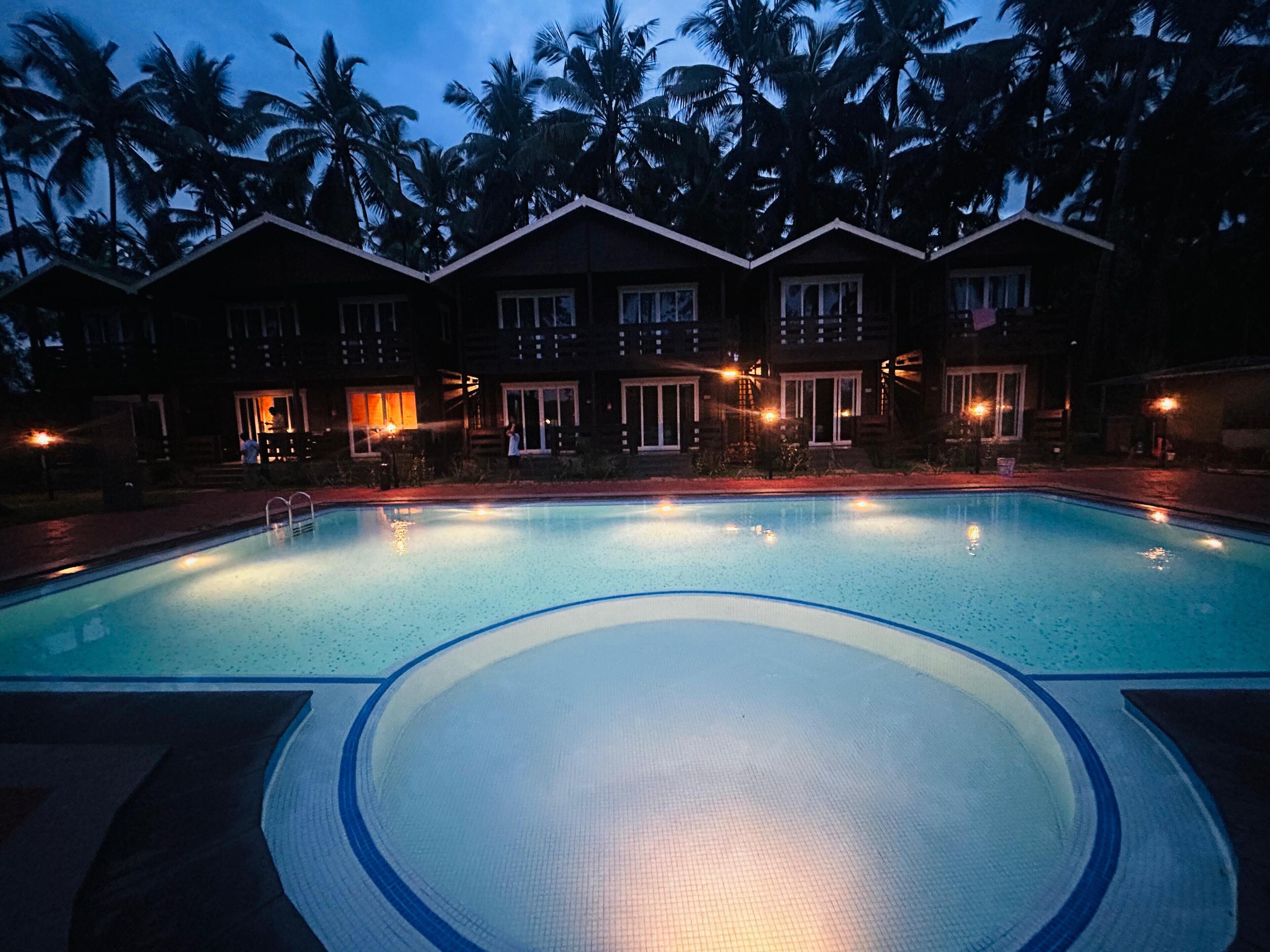 Ein Swimmingpool mit einem klaren, blauen Becken, umgeben von einer Liegefläche.