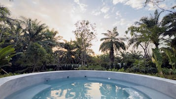 5 Bedrooms Private Pool Villa | Baño | Bañera y ducha independientes, secador de pelo, zapatillas y toallas