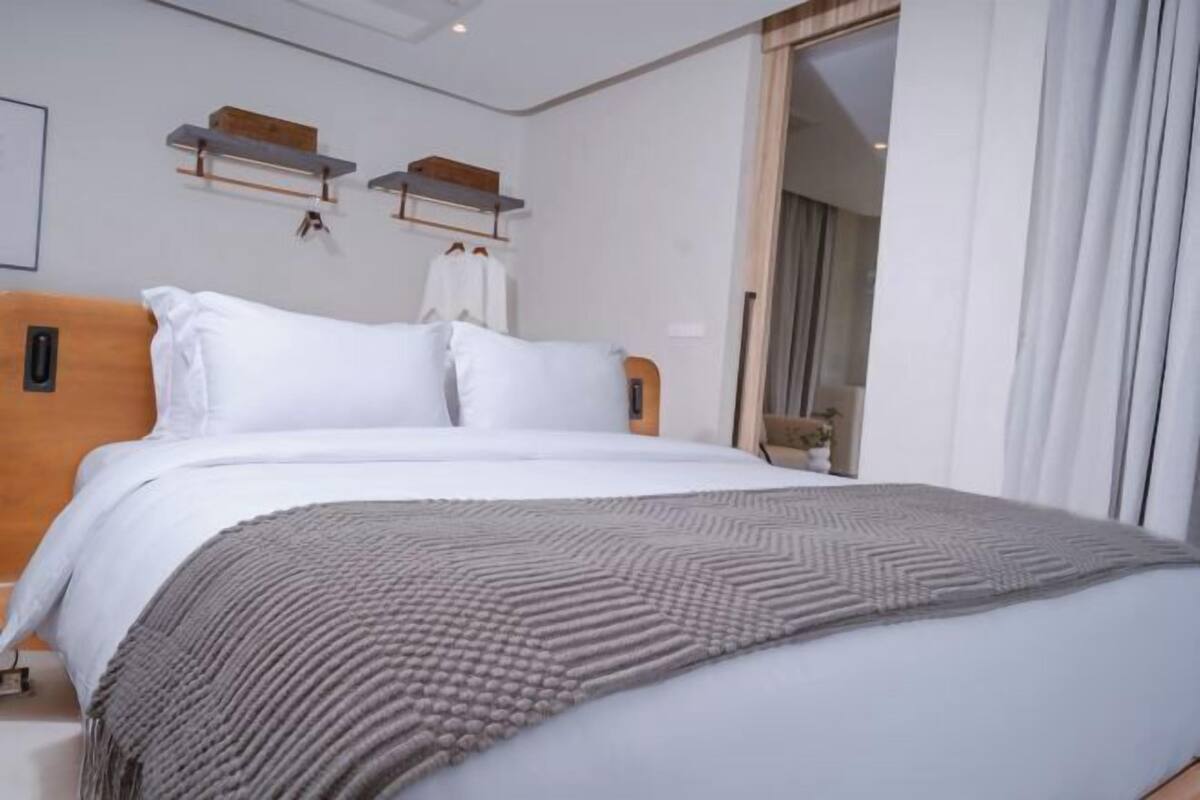 1 Schlafzimmer, hochwertige Bettwaren, Zimmersafe, Schreibtisch