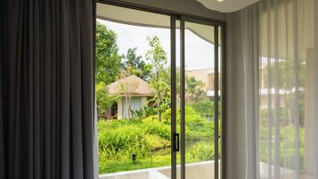 One Bedroom Premium Villa | Premium bedding, in-room safe, desk, laptop workspace
