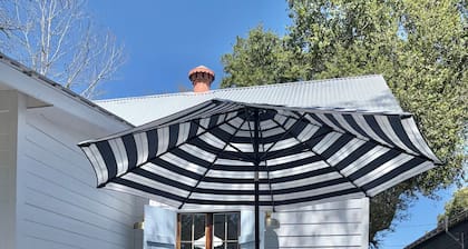 Beautifully Renovated 3-bedroom cottage in Old Town BSL. Close to Everything!