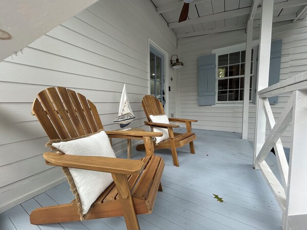 Terrace/patio - Beautifully Renovated 3-bedroom cottage in Old Town BSL. Close to Everything! (Bay St. Louis)
