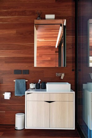 Dusj, hårføner og sjampo