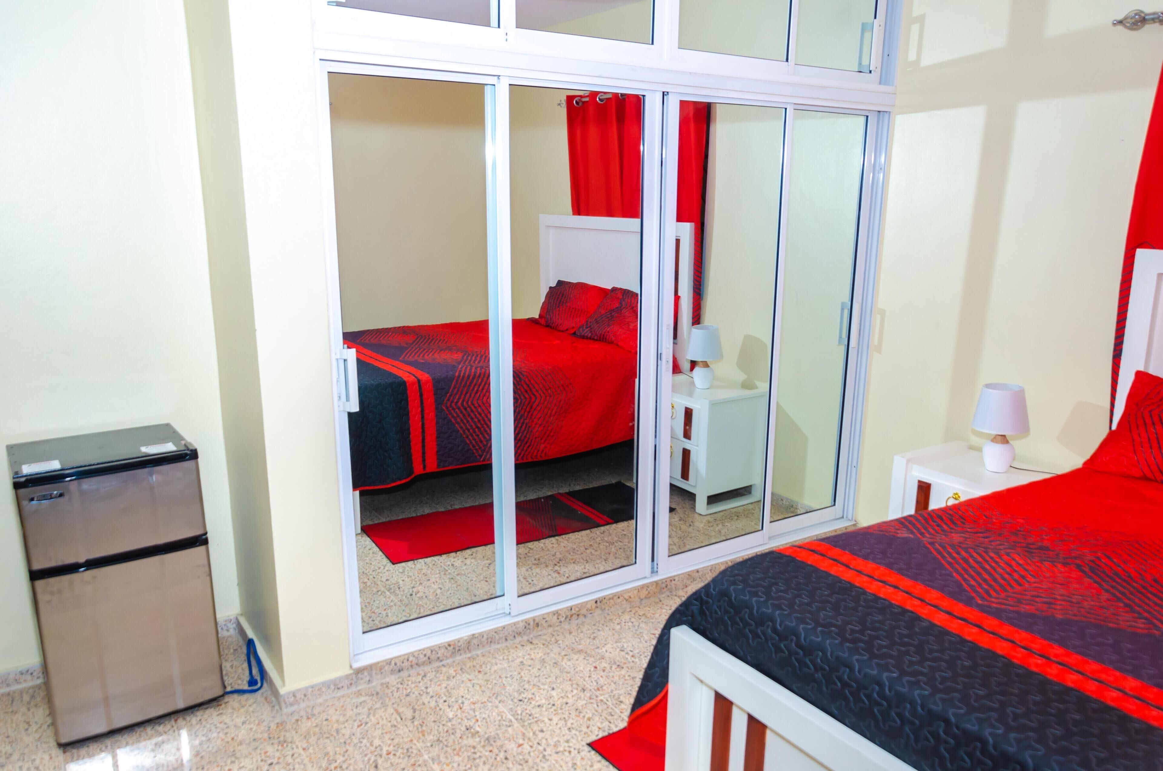 2 habitaciones, tabla de planchar con plancha y wifi gratis 