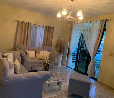 Smart TV. Cozy 2-bedroom chalet in delightful Baní with WiFi, AC