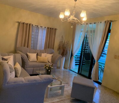 Cozy 2-bedroom chalet in delightful Baní with WiFi, AC