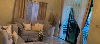 Cozy 2-bedroom chalet in delightful Baní with WiFi, AC