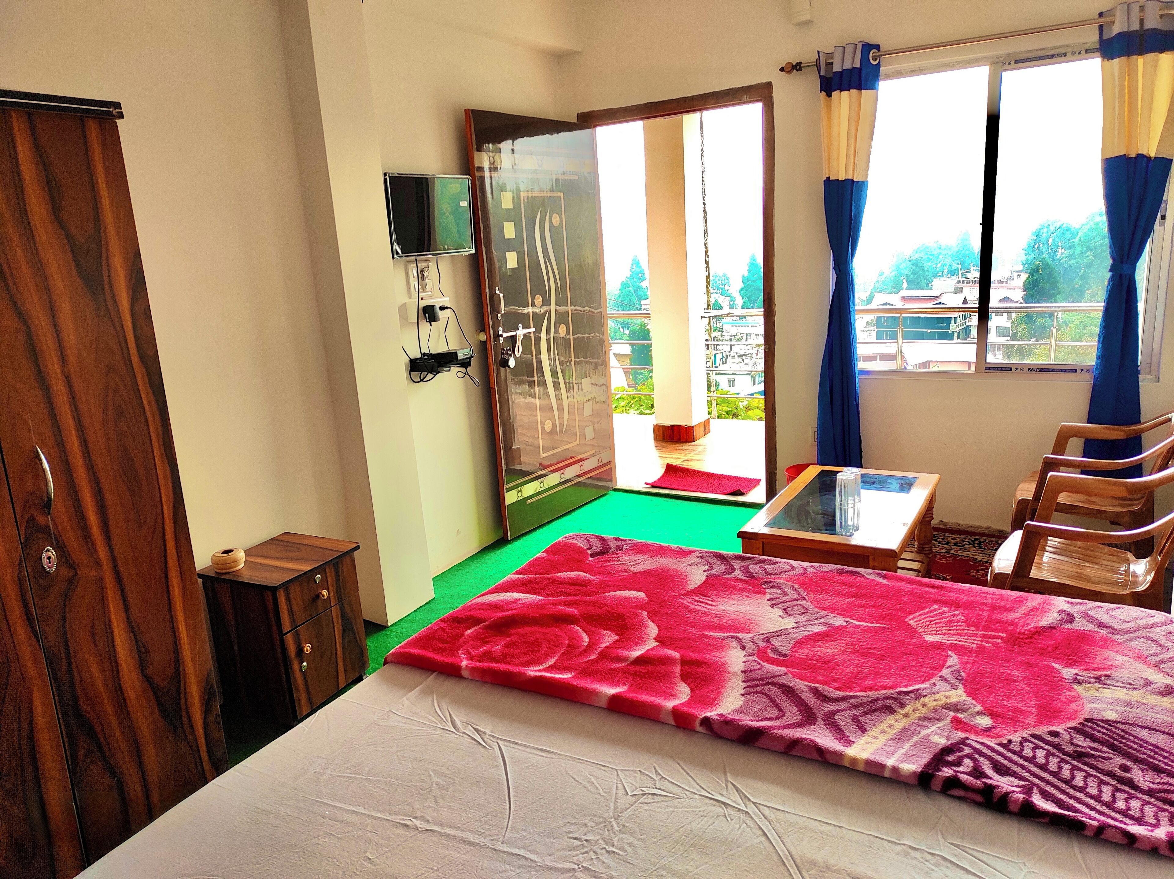 Comfort tweepersoonskamer, balkon, uitzicht op heuvels | Dineren op de kamer