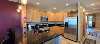 Top of The Slopes- 4 bedroom, Ski in/Ski out, Hot Tub, Fireplace (wood included)