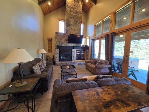 Top of the Slopes | 4BR Ski-In/Ski-Out Townhouse w/ Hot Tub