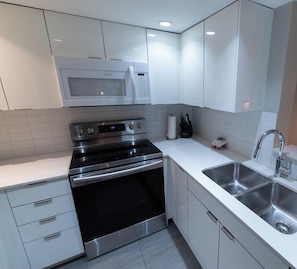 Coffee/tea maker, fridge, microwave, oven