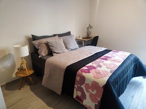 1 bedroom, desk, WiFi, bed sheets - Co-work, Gym, 24-hour Security, and water vending machine (Santiago Metropolitan Region)