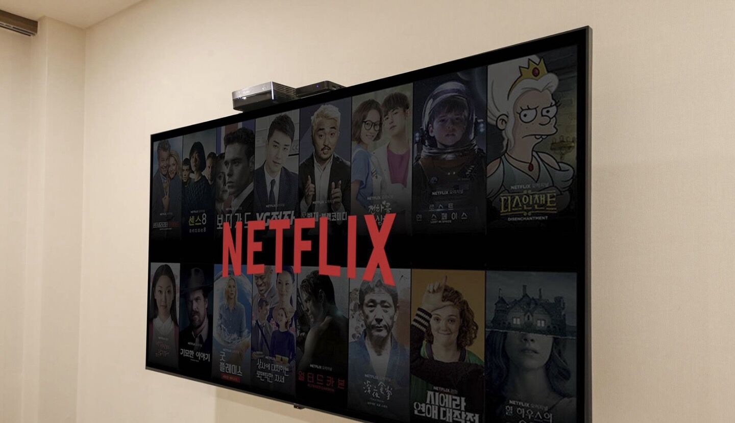 Una pared con varios carteles de películas de Netflix.