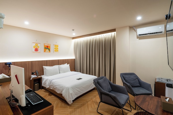 Deluxe Room, 1 Queen Bed, Non Smoking, Private Bathroom (온천수 제공) | Premium bedding, down comforters, Select Comfort beds, desk